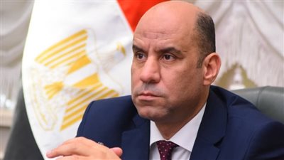 وزير العمل يوجه بمتابعة حادث انقلاب سيارة تقل عمالًا بطريق العلمين