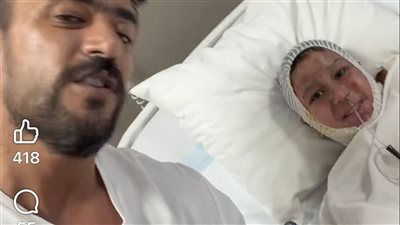 زيارة مؤثرة من أحمد العوضي للطفل يوسف.. بطل أنقذ والدته من النيران