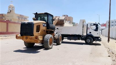 حي فيصل بالسويس يكثف حملات النظافة ورفع المخلفات لتحسين البيئة والخدمات 