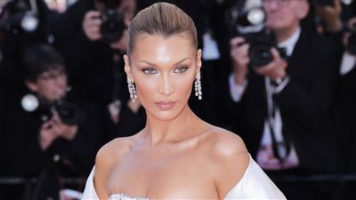 «المشي يرهقني والاستحمام إنجاز».. بيلا حديد تتحدث عن انتكاسة مع مرض «لايم»