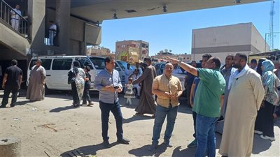 إزالة المحال القديمة بجوار موقف هو بنجع حمادي تمهيدًا لإنشاء بوابة ودورات مياه