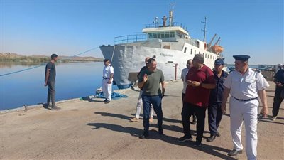 محافظ أسوان يتابع ميدانيًا  تداعيات غرق صندل نهري ومكافحة التلوث ببحيرة ناصر 