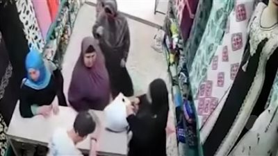 قطعت الشنطة بالموس.. كاميرات المراقبة ترصد سرقة سيدة داخل محل ملابس