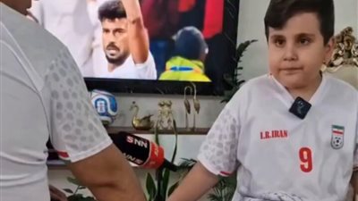 والدك جيشك الوحيد.. أب يشرح مباراة مصر لابنه الكفيف بحب واهتمام