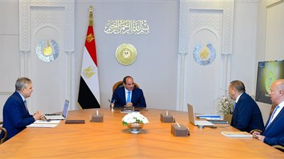 الرئيس السيسي يتابع مع أسامة ربيع معدلات الملاحة بقناة السويس 