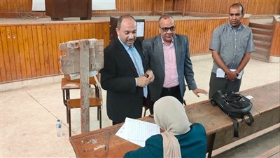 نائب رئيس الجامعة يتفقد سير امتحانات الدراسات العليا بكلية الآداب