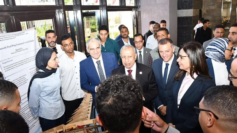 وزيرة الثقافة ومحافظا