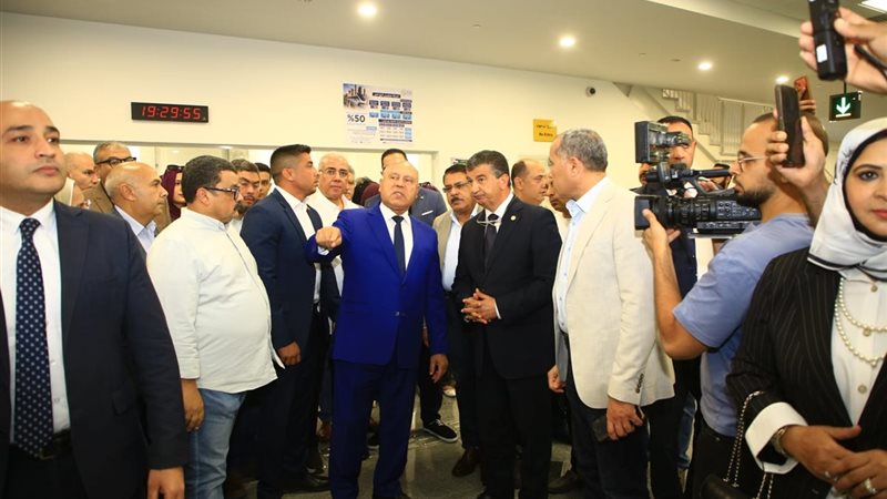 وزير النقل خلال الجولة