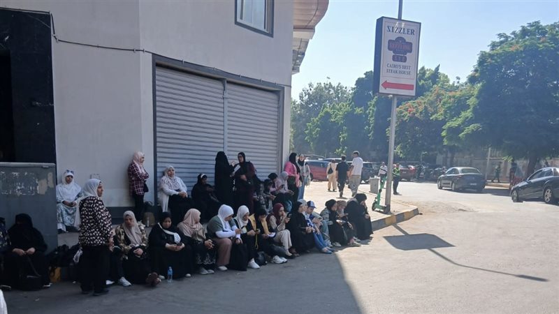 أولياء الأمور ينتظرون
