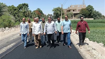 طريق جديد يخدم قرى غرب طهطا.. الشطوري يتابع أعمال الرصف ضمن خطة 2025/2026