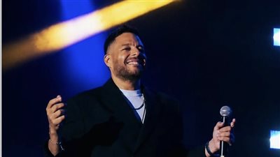 مصمم إطلالة محمد حماقي: استوحينا التصميم من شخصيته وأضفنا روح التسعينيات |خاص