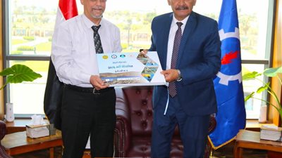 محافظ السويس يتسلم أول مجموعة من دفتر 