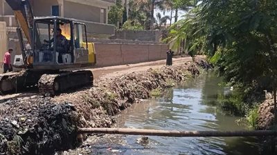 متابعة أعمال تطهير المجاري المائية ورفع تراكمات القمامة بنطاق مركز كوم حمادة