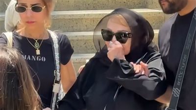 سهير شلبي تدخل في نوبة بكاء أثناء تشييع جثمان شقيقها |صور