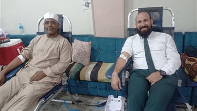 قلب واحد.. قسّ وشيخ أزهري يشاركان معًا في حملة التبرع بالدم بقنا