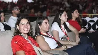 7 أفكار عصرية لتنسيق تيشيرتات الأندية.. إطلالة أنيقة للمشجعات في الفان زون