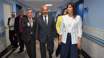 محافظ السويس ونبيلة مكرم يتفقدان مستشفى السويس الجامعي قبل الافتتاح