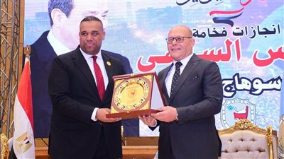 وسط تصفيق حاد.. جامعة سوهاج تكرم الكاتب الصحفي محمد كمال بعد تألقه بمؤتمرها