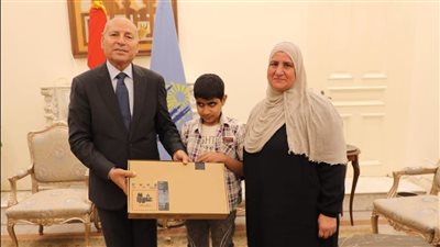 محافظ القاهرة يستقبل طالبا من ذوي الهمم ويهديه «لابتوب» تحقيقا لأمنيته