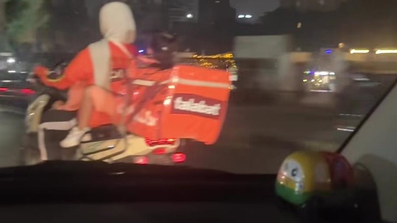بتشتغل وهي شايلة