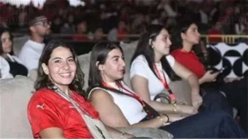 الجماهير يدعمون المنتخب في الفان زون