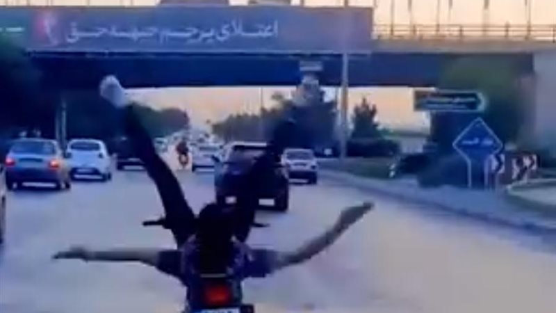 راكب موتوسيكل يثير