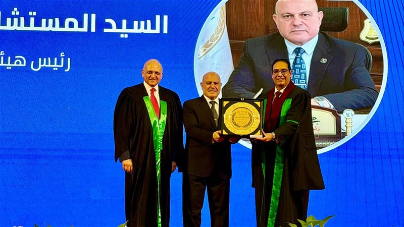 تكريم رئيس هيئة النيابة الإدارية خلال احتفالية كلية الحقوق 