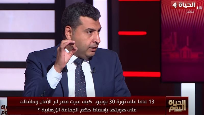 الكاتب الصحفي محمود