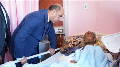 وزير العمل يزور مصابين من العمالة غير المنتظمة.. ويوجه بتقديم كافة الرعاية لهم