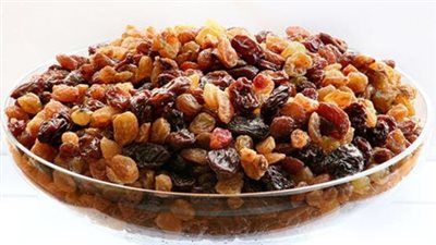 فوائد كبيرة.. هل يصبح الزبيب العلاج السحري لمشاكل الأمعاء؟