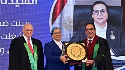 تكريم المستشارة أمل عمار تقديرًا لمسيرتها القضائية خلال احتفالية حقوق القاهرة 