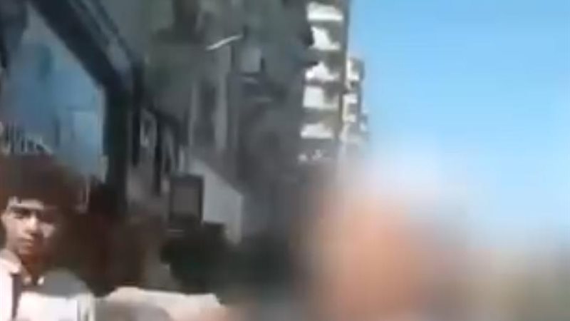 مسن يضايق فتاة