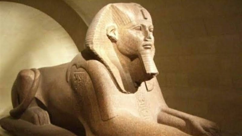 تمثال مصري قديم في