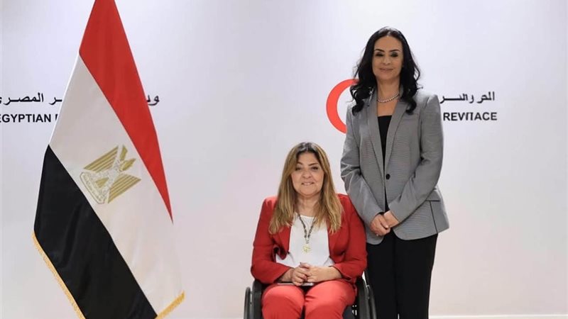 إيمان كريم ودكتورة مايا مرسي 