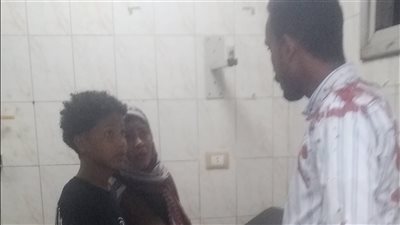 شاب ينقذ طالب من تحت لودر إثر  اصطدامه بتوكتوك فى قنا