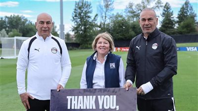 قميص منتخب مصر  وصور جماعية إهداءً لجامعة جونزاجا في 