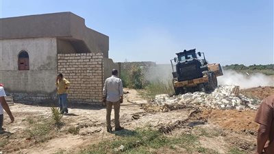 التحفظ على كراسي وترابيزات.. حملة مكبرة لرفع الإشغالات بمدينة السلام في السويس