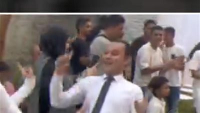 رجع شباب من تاني.. والد العروس يخطف الأنظار بفرحته في حفل الزفاف   