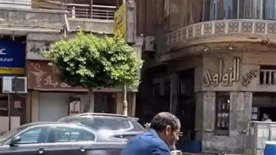 سند البنت أبوها.. أب يخطف الأنظار بصحبة ابنتيه التوأم على دراجة هوائيه