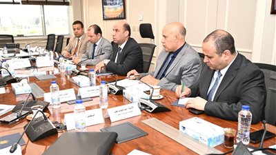 وزيرا الصناعة والعمل يبحثان إزالة تحديات الاستثمار ودعم المصانع