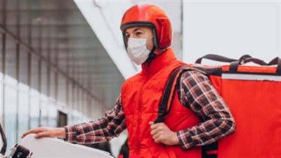 حماتي واقفة على الباب.. قصة طريفة لمندوب توصيل تشعل السوشيال ميديا