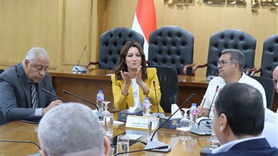 نائب محافظ الجيزة تترأس اجتماعًا لمتابعة استكمال تنفيذ مشروع طريق الإخلاص 