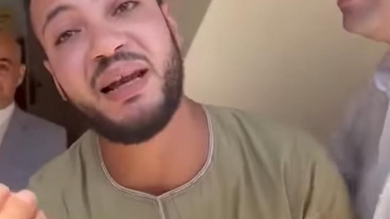 رجل يستغيث امام التامين