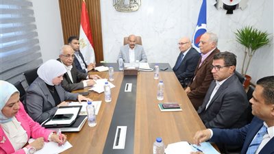 محافظ السويس يبحث مع رئيس الشركة العربية للزجاج الدوائي دعم التوسعات الصناعية 