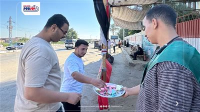 توزيع مياه وورود وشيكولاتة وأقلام على طلاب الثانوية العامة بالفيوم 