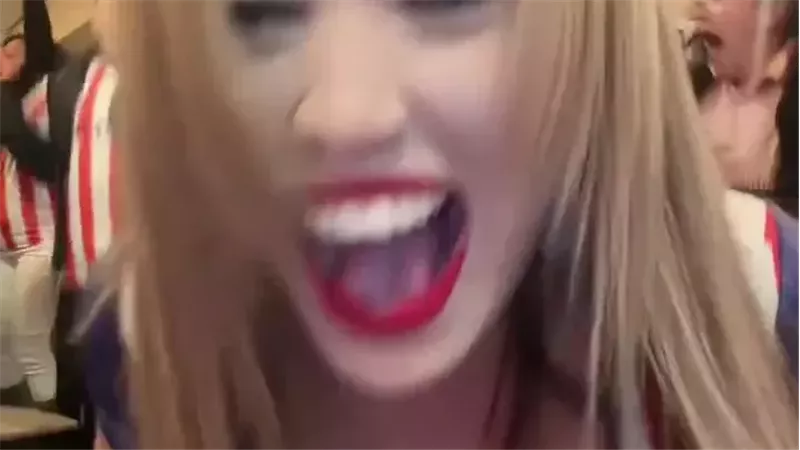 عارضة الأزياء والمشجعة