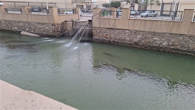 انتشال جثمان غريق من ترعة السويس بمنطقة الهويس ونقله إلى ثلاجة حفظ الموتى