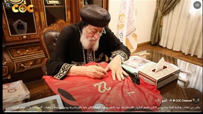 في لقطة إنسانية.. البابا تواضروس يوقع على قميصي محمد صلاح وعمر مرموش لطفلين 