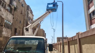 حي فيصل بالسويس يواصل رفع كفاءة شبكة الكهرباء وصيانة أعمدة الإنارة