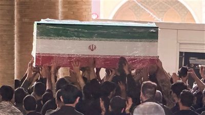 لحظة وصول جثمان خامنئي إلى موقع مراسم التشييع في طهران (فيديو)
